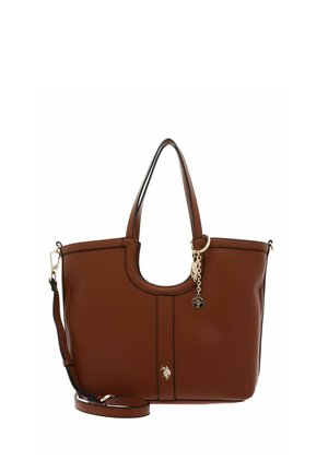 Bolso tote de cuero marrón con asas dobles, correa de hombro desmontable, colgante de cadena y pequeño logo dorado en el centro delantero.