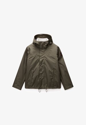 Giacca impermeabile verde oliva con colletto alto, orlo regolabile con coulisse, tasche laterali e patch del logo sulla manica sinistra.