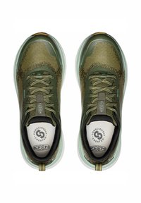 Grüne Netzsneaker mit dunkelgrünen Akzenten, runder Spitze und weißer Sohle. Zu den Merkmalen gehören ein strukturiertes Obermaterial, Schnürsenkel und ein Logo auf der Innensohle.