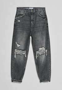 Černé denimové džíny s volnějším střihem. Mají roztrhané díry na kolenou, třepené okraje a zužující se kotníky. Přední kapsy a zapínání na zip.