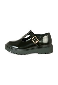 Chaussure Mary Jane en cuir verni noir avec un bout arrondi, une sangle réglable, des éléments en métal doré et une épaisse semelle en caoutchouc avec un motif texturé.