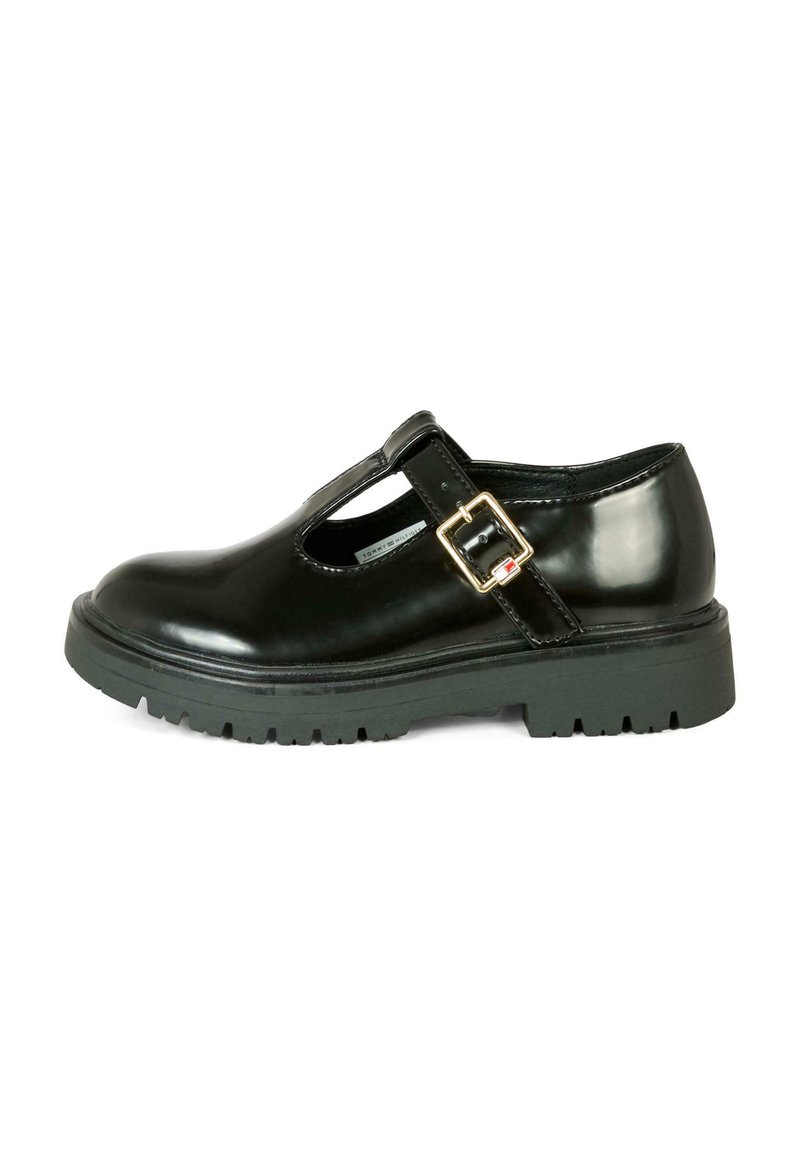 Chaussure Mary Jane en cuir verni noir avec un bout arrondi, une sangle réglable, des éléments en métal doré et une épaisse semelle en caoutchouc avec un motif texturé.