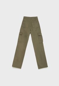 Pantalon cargo vert olive avec jambes droites, deux poches arrière et poches à rabat sur chaque cuisse.