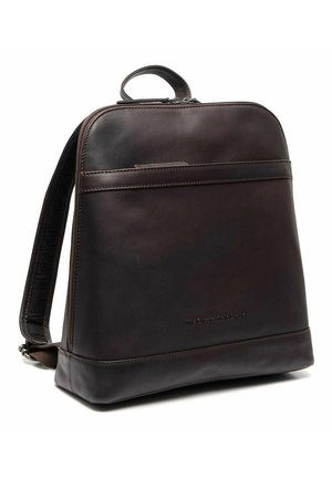 Sac à dos en cuir marron foncé avec poignée supérieure, bretelles rembourrées et poche avant zippée, présenté sous un léger angle.