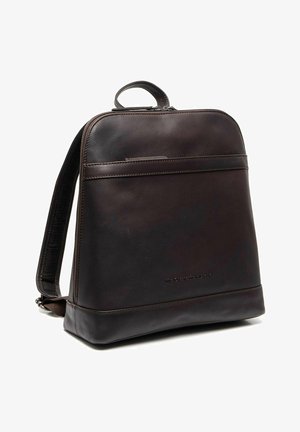 Sac à dos en cuir marron foncé avec poignée supérieure, bretelles rembourrées et poche avant zippée, présenté sous un léger angle.