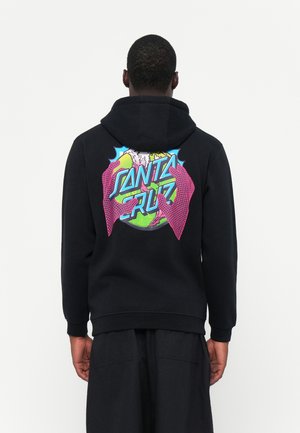 Zwarte hoodie met een grote, kleurrijke afbeelding op de achterkant, met vetgedrukte tekst "SANTA CRUZ" en geometrische vormen in roze en groen.
