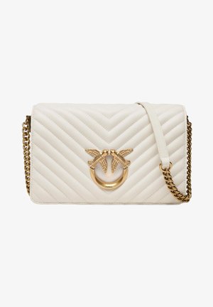 Borsa in pelle bianca trapuntata con motivo a zigzag, dotata di un embellimento a forma di uccello in tono oro e di una tracolla in catena dorata.