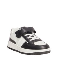 Schwarzer und weißer Turnschuh aus Leder mit Schnürsenkeln und Klettverschluss, dicke Gummisohle und strukturierten Akzenten.