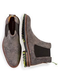Bottes Chelsea en cuir marron texturé avec panneaux élastiques et semelles en caoutchouc contrastantes noires et jaunes, dotées d'un design élégant à bout arrondi.