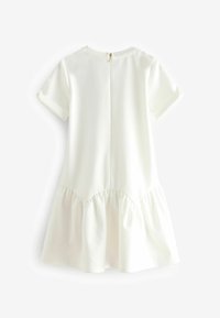 Weißes kurzärmliges Kleid aus weichem Stoff, mit einem gerafften Rock und einem unsichtbaren Reißverschluss auf der Rückseite mit goldenen Details.
