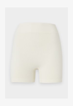 Shorts en tricot côtelé couleur crème sans couture, avec une large ceinture et une longueur mi-cuisse dans une texture de tissu douce.