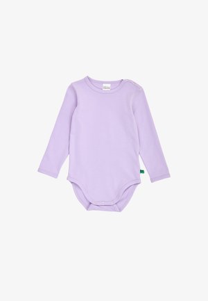 Body bébé à manches longues lavande avec boutons-pression à l'épaule et à l'entrejambe, fabriqué en tissu lisse.