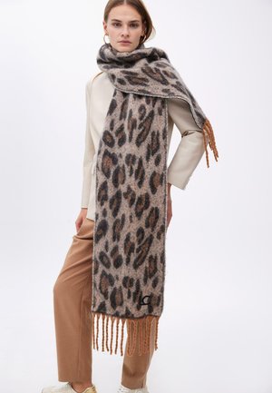 Bufanda de estampado de leopardo en tela suave, con tonos de marrón y gris. Terminada con bordes con flecos y un pequeño logo negro.