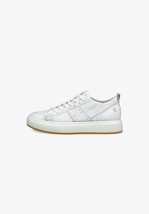 Sneaker blanche avec une tige en cuir texturé, bout rond, lacets plats et logo au talon. Comprend une épaisse semelle intermédiaire blanche et une semelle extérieure en caoutchouc naturel.