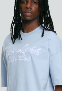 LOW LIGHTS STUDIOS® SHUTTER - T-shirts med print - sky blue