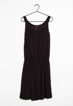 Robe noire texturée sans manches avec larges bretelles et taille élastique suspendue sur un cintre noir sur fond blanc.