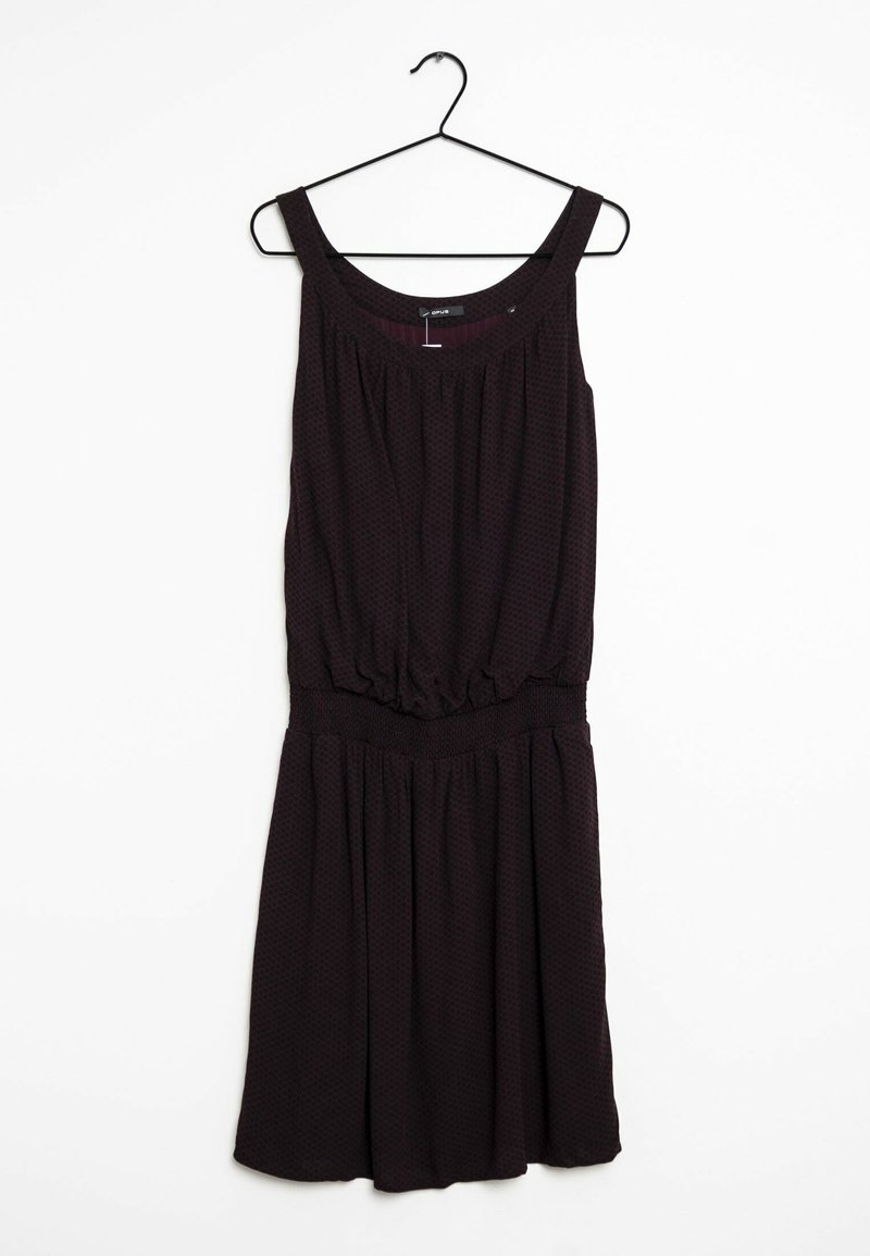Robe noire texturée sans manches avec larges bretelles et taille élastique suspendue sur un cintre noir sur fond blanc.