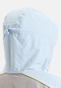 Lichtblauwe hoodie met een trekkoord en contrasterende gele accenten aan de zoom. Soepele textuur en lichtgewicht stof.