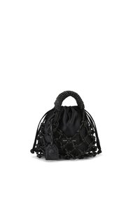 Borsa nera in satin con texture intrecciata, dotata di chiusura a coulisse, manici con perline e un'etichetta brandizzata. Design compatto e strutturato.