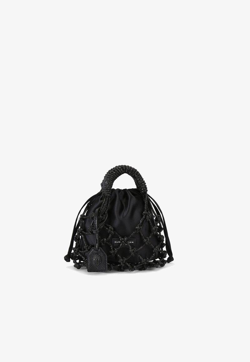 Borsa nera in satin con texture intrecciata, dotata di chiusura a coulisse, manici con perline e un'etichetta brandizzata. Design compatto e strutturato.