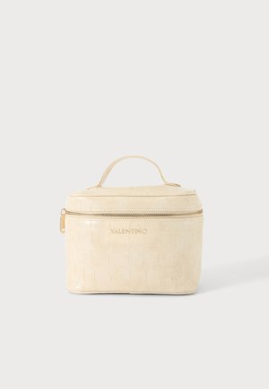 Flødefarvet rektangulær Valentino-taske med topstrop og lynlås, med en subtil krokodilletekstur på en ensfarvet baggrund.