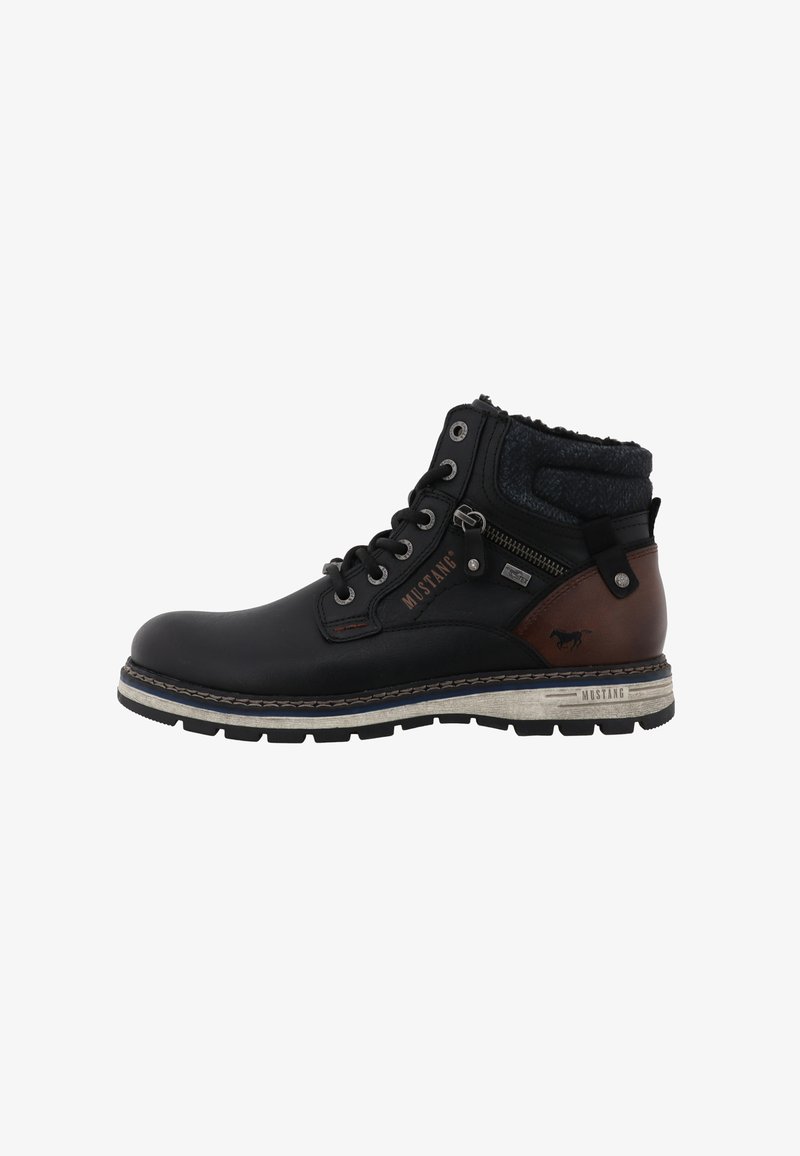 Botte montante Mustang noire et marron à lacets avec fermeture éclair, col rembourré à la cheville et semelle texturée.