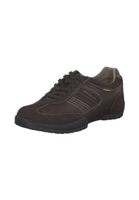 Braune Wildleder-Sneaker mit schwarzer Gummisohle, versehen mit genähten Akzenten und Schnürsenkeln sowie einem tiefen Schnitt für einfaches Anziehen.