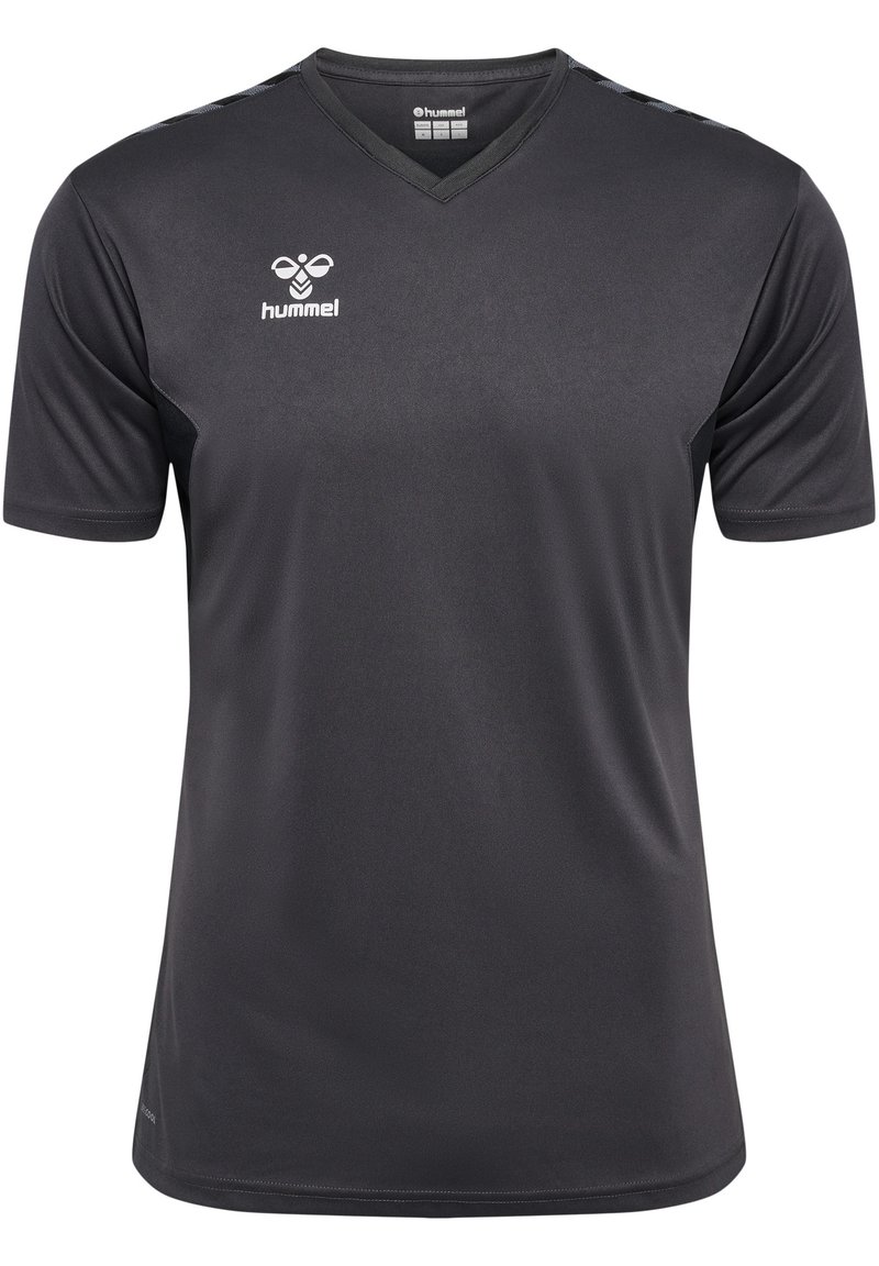 Camiseta deportiva negra de manga corta con cuello en V, fabricada en tejido suave. Presenta un logo blanco en el pecho y acentos en los hombros en contraste.