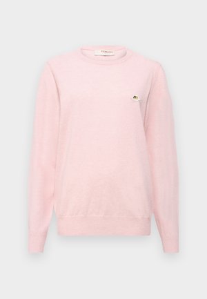 Světle růžový pletený svetr s kulatým výstřihem, dlouhými rukávy a malým vyšívaným detailem na hrudi. Měkká textura.