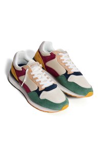 Flerfärgade sneakers med en blandning av mesh, mocka och läder. Predominerande vit med gröna, vinröda, senapsgula och marinblå accenter.
