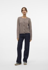 Vero Moda VMNOVAH LS O-NECK BUTTON NOOS - Strickjacke - brown