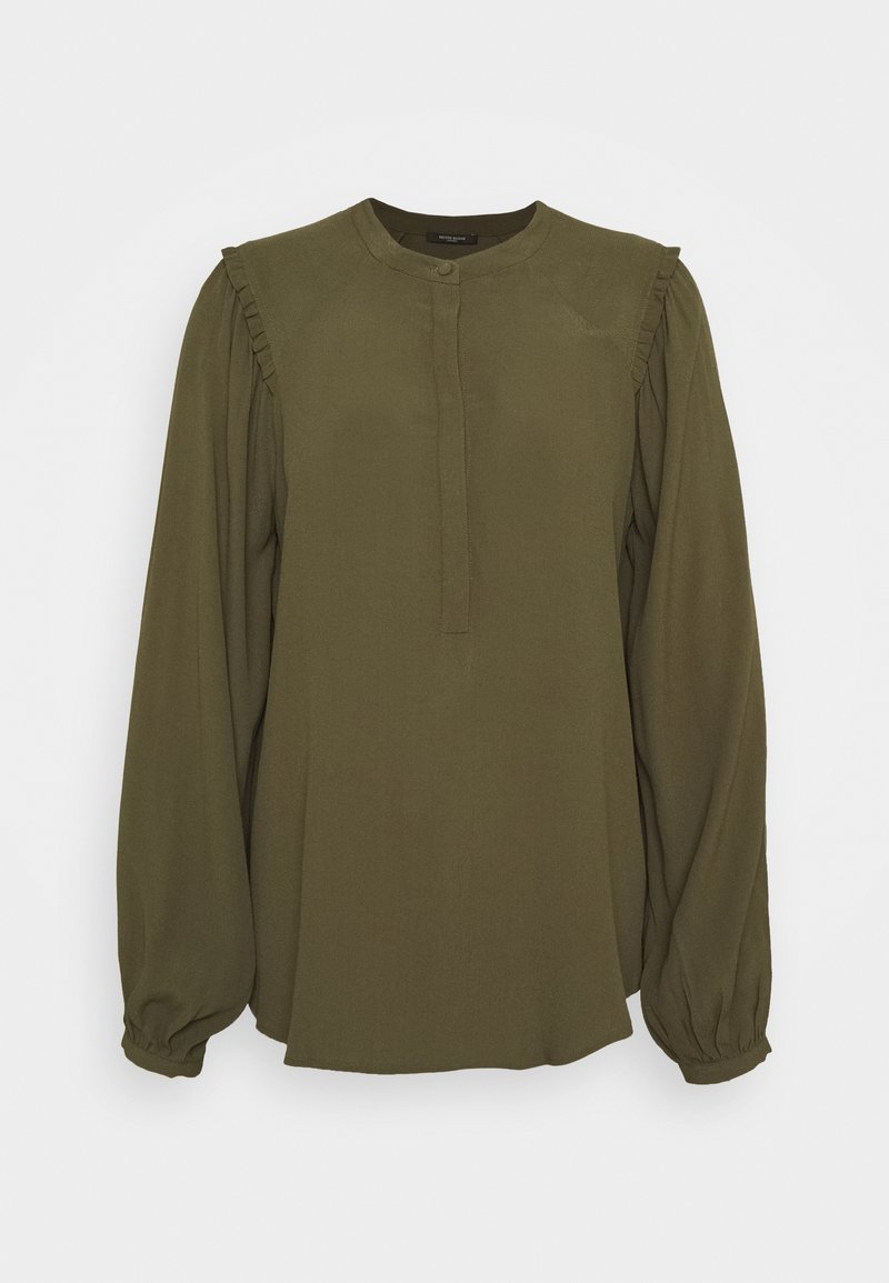 Blouse verte olive à manches longues, col rond, détails volantés aux épaules, patte de boutonnage partielle sur le devant et poignets froncés.