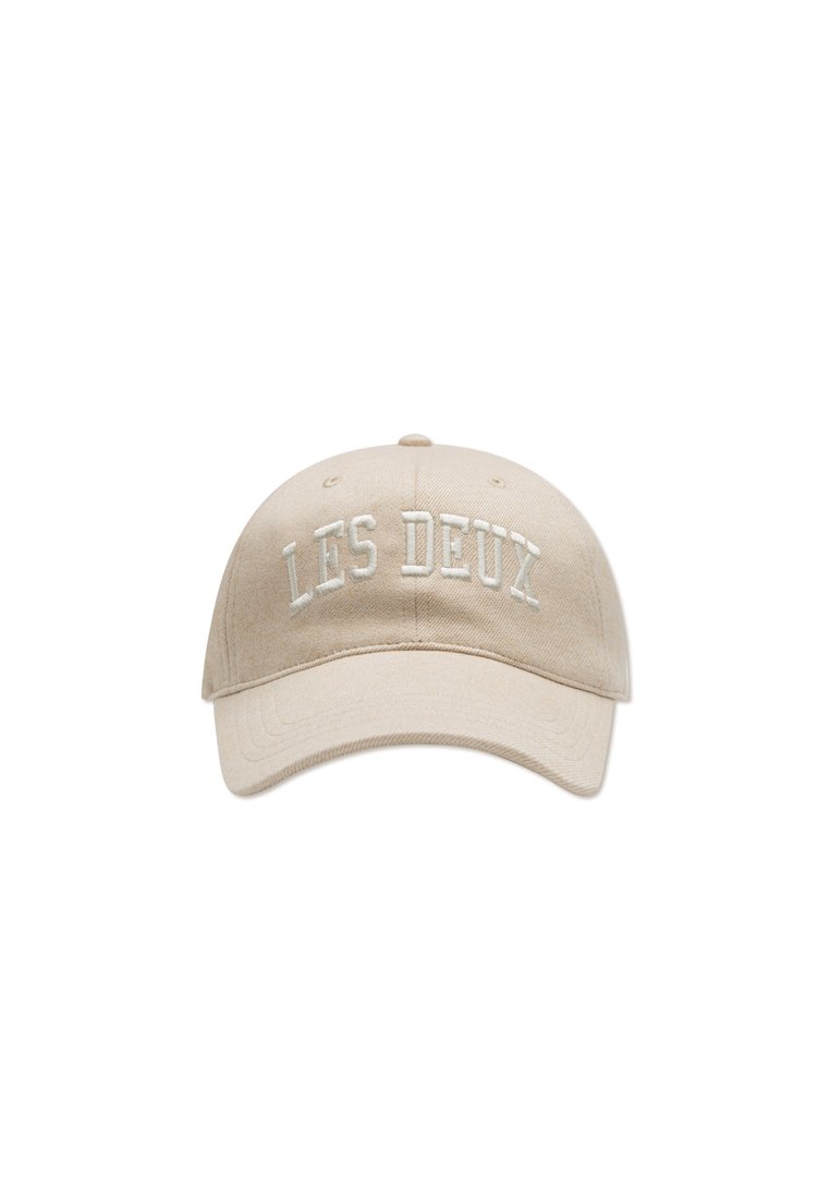 Beige Baumwoll-Baseballmütze mit erhabenem, weißem Sticktext "LES DEUX" auf der Vorderseite. Mit gebogenem Schild und verstellbarem Riemen auf der Rückseite.