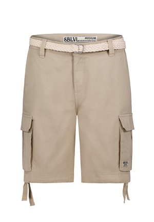 Beige cargoshorts met een gevlochten witte riem, zijzakken, trekkoorden aan de zoom en een klein merklabel op het been.