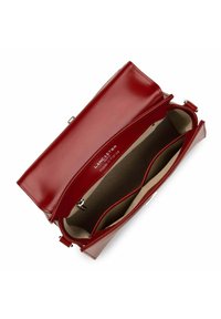 Borsa a mano in pelle rossa con finitura liscia, caratterizzata da un'apertura superiore e due scomparti interni. Nome del marchio stampato all'interno.