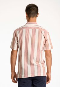 Camicia a maniche corte a righe rosa e crema, con colletto classico e orlo dritto. Realizzata in tessuto leggero.