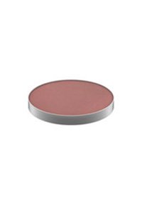 Poudrier rond de blush, surface en rose poussiéreux mat, bord en métal argenté, texture lisse, sans marque ni motifs visibles.