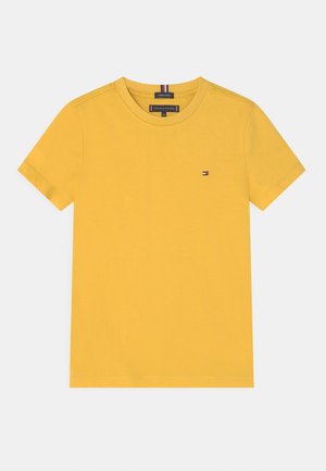 Gelbes Baumwoll-T-Shirt mit rundem Ausschnitt, kurzen Ärmeln und einem kleinen Logo in Rot, Weiß und Blau auf der Brust.