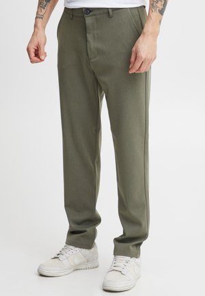 FREDERIC LIAM - Pantalones chinos - vetiver