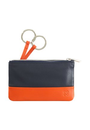 Portefeuille en cuir bleu marine avec un fond orange, doté d'une fermeture éclair, de deux anneaux ronds et d'une texture lisse.