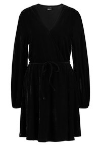 Vestido envolvente de terciopelo negro con mangas largas, escote en V y un cinturón para anudar en la cintura. Textura suave con una falda fluida.