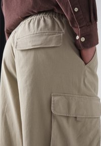 Only & Sons ONSKAZI LOOSE PARACHUTE PANT - Pantalones cargo - chinchilla