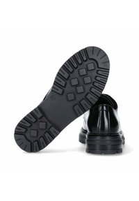 Scarpe in pelle nera con una finitura lucida, caratterizzate da una suola in gomma resistente con un pattern di battistrada testurizzato e un tacco basso impilato.