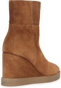 Botte compensée en daim marron à texture lisse, avec une tige haute, un bout arrondi, et une semelle en caoutchouc. Présente des coutures sans couture et un design élégant.