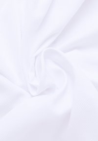 Witte textielstof met een gladde textuur, met een subtiel geometrisch patroon. Het materiaal is zacht en flexibel, perfect voor verschillende toepassingen.