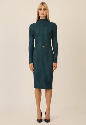 Türkises, geripptes Strickkleid mit hohem Ausschnitt und langen Ärmeln, in der Taille mit einem Gürtel mit einer goldenen Schnalle cinched.