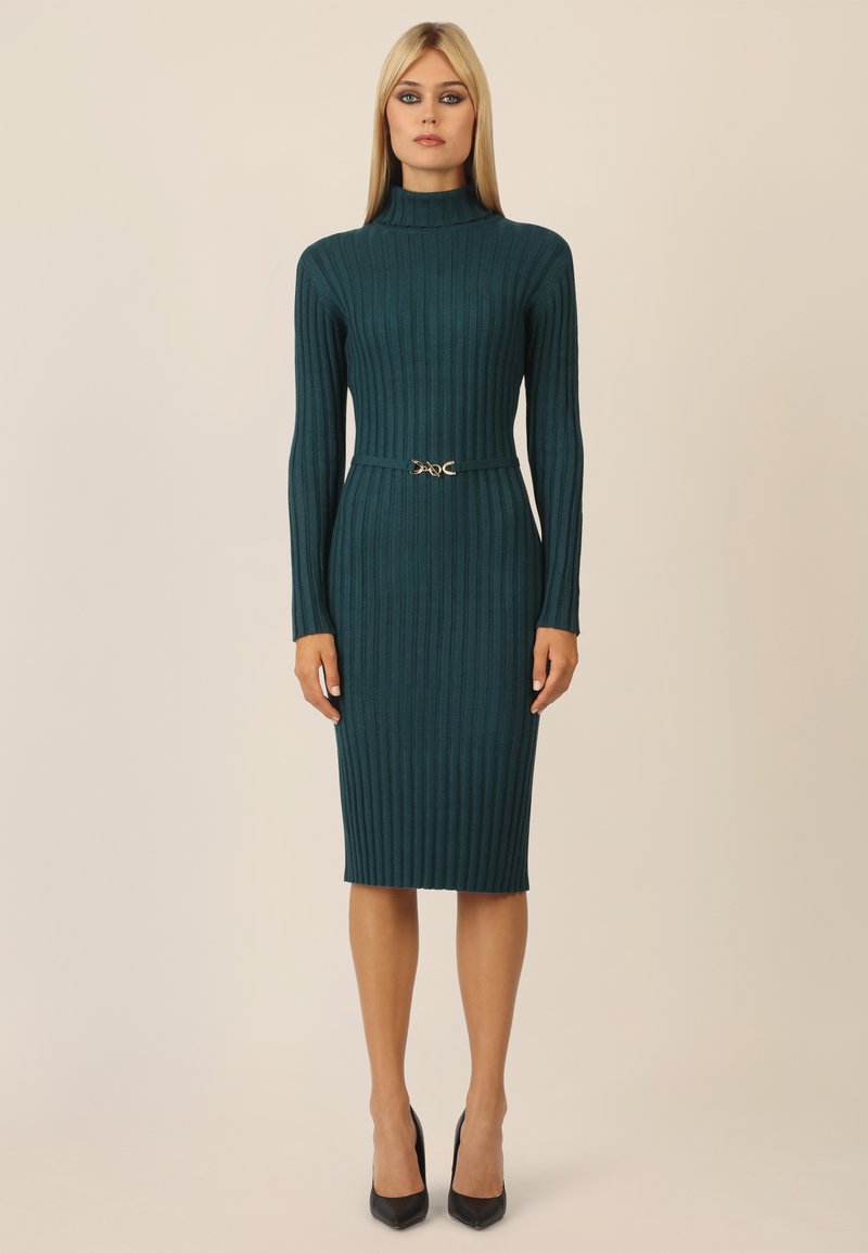 Türkises, geripptes Strickkleid mit hohem Ausschnitt und langen Ärmeln, in der Taille mit einem Gürtel mit einer goldenen Schnalle cinched.