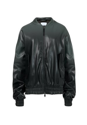 Chaqueta bomber de cuero negro con cremallera frontal, dobladillo y puños acanalados, y dos bolsillos laterales. Textura suave con un acabado brillante.