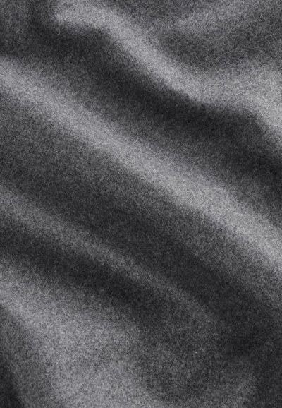 Grått filtmaterial med en mjuk, strukturerad yta, som har subtila nyansvariationer. Materialet verkar draperat och något skrynkligt.