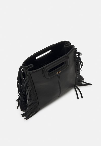Schwarze Lederhandtasche mit seitlichen Fransen und doppelten Griffen. Verfügt über eine glatte Textur mit sichtbaren Nähten und einem kleinen goldenen Logo.